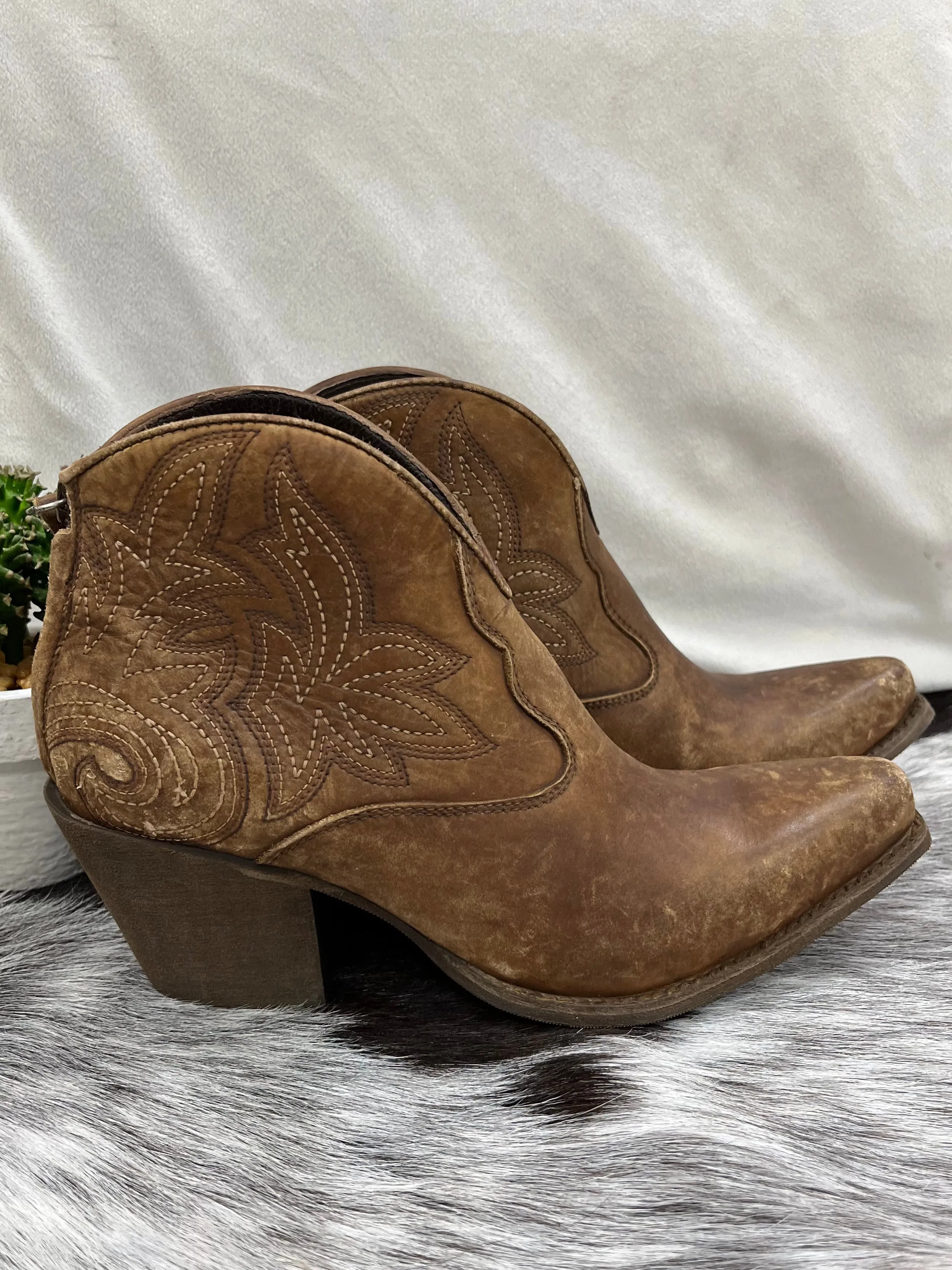 Ariat Women's Layla Western Distressed Brown Short Ankle Bootie 10042587