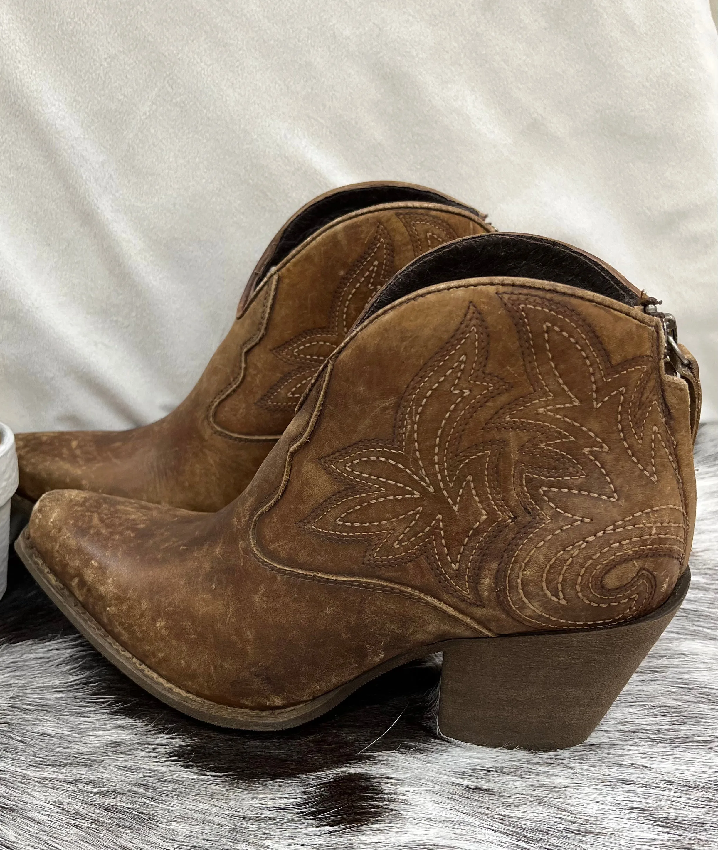 Ariat Women's Layla Western Distressed Brown Short Ankle Bootie 10042587