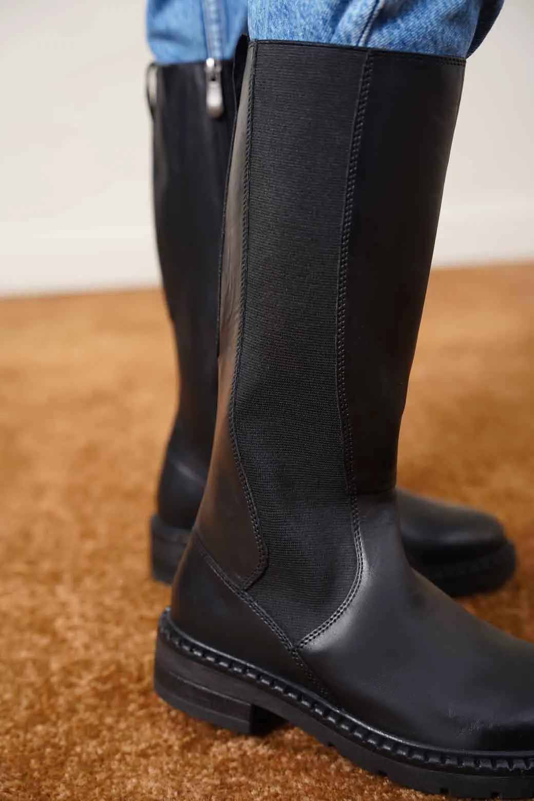 CALF LENGTH LEATHER CHELSEA BOOT