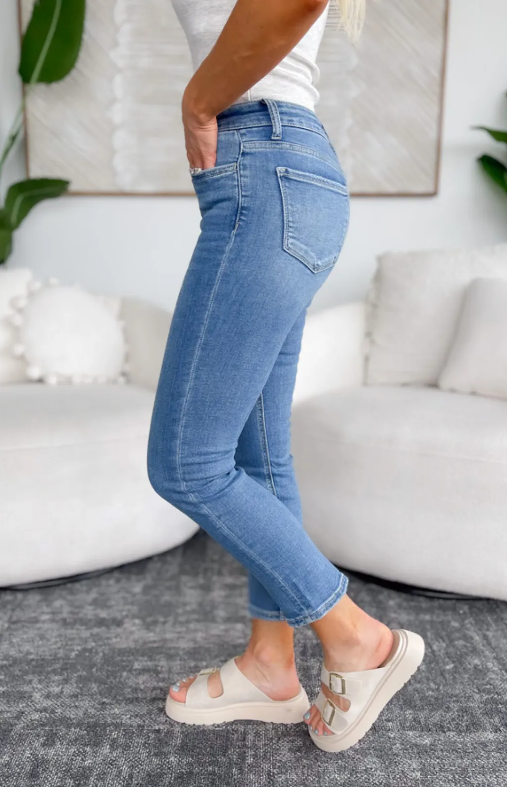 Karsyn Mid Rise Slim Streight Vervet Jeans